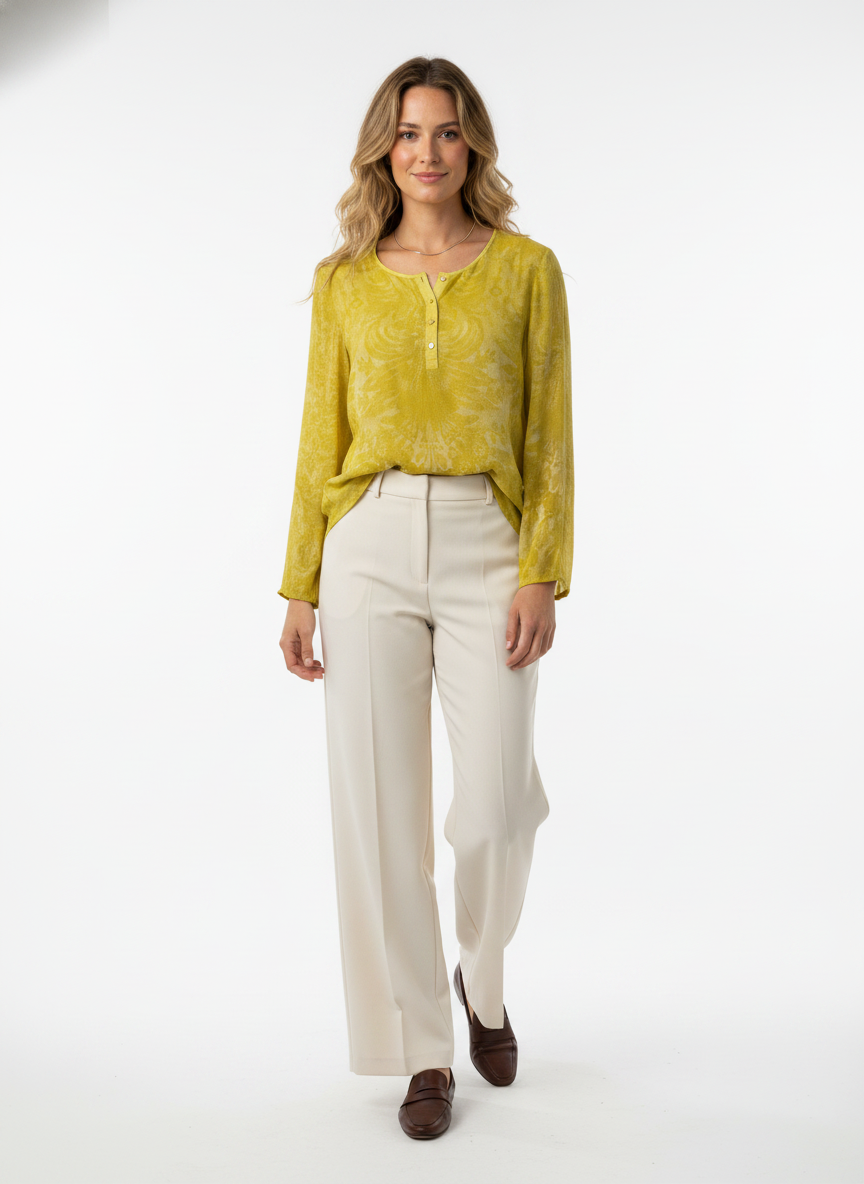 Model i gul let bluse med tone-i-tone mønster – step trousers loafers