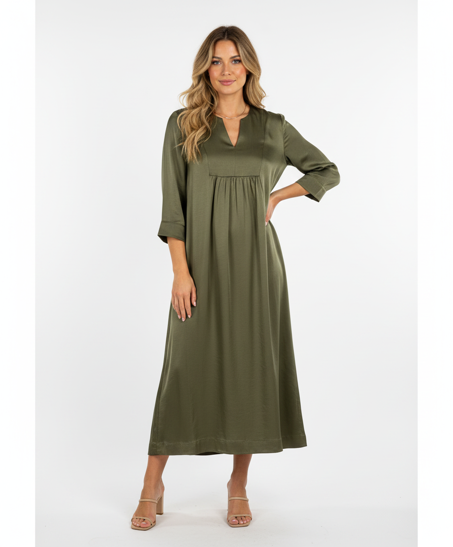 Model i olivengrøn satinkjole med yoke-detalje – threequarter sandals