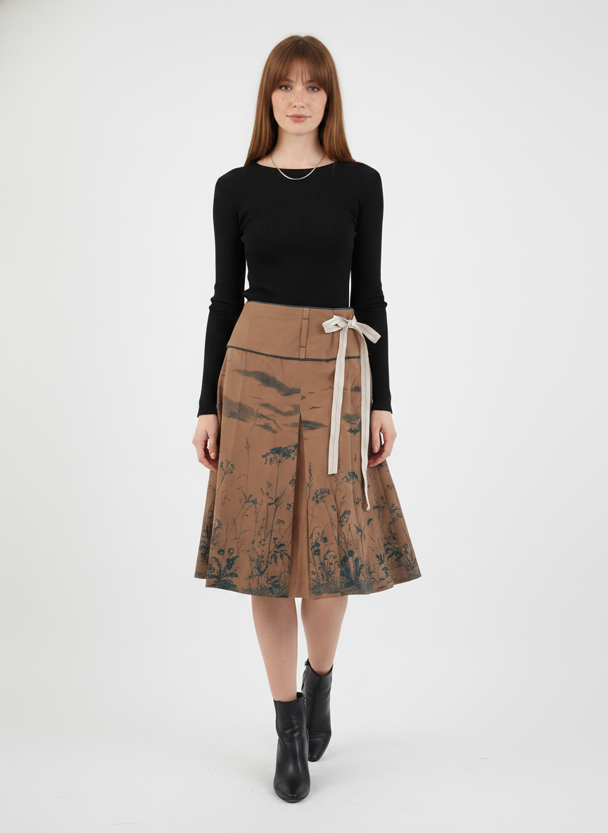 Model i brun nederdel med botanisk print og bindebånd – step boots