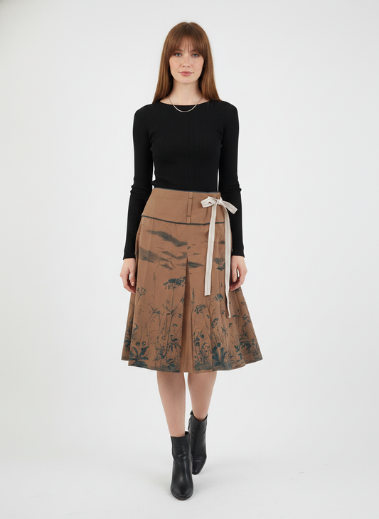 Model i brun nederdel med botanisk print og bindebånd – step boots