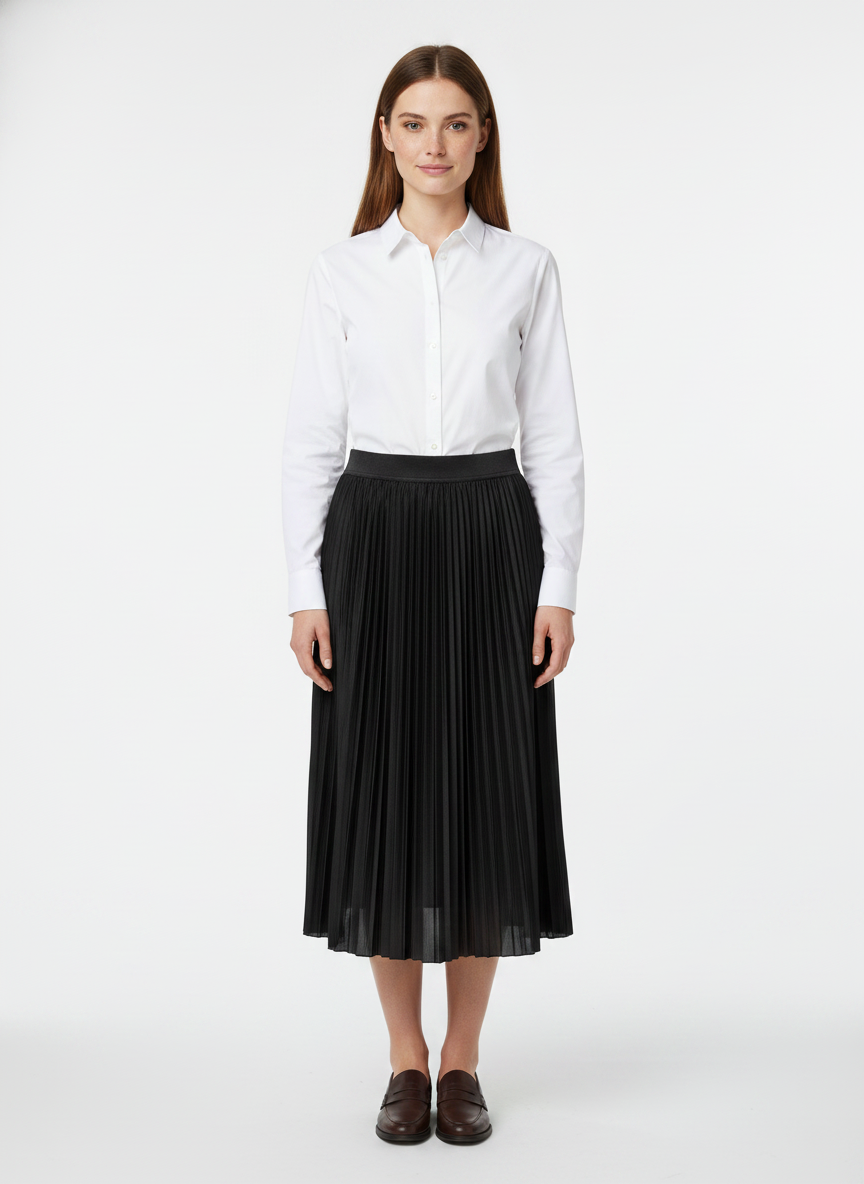 Model i sort plisseret nederdel med satinglans – front loafers