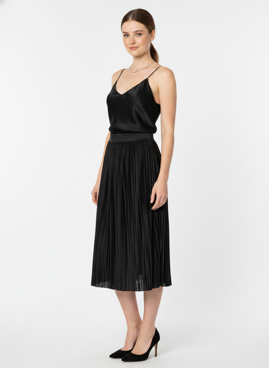 Model i sort plisseret nederdel med satinglans – threequarter heels