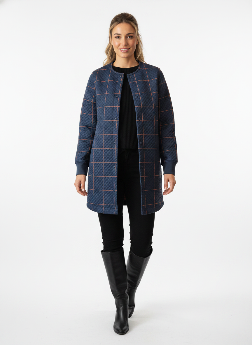 Model i quiltet overgangsjakke med ternet stikning – step boots trousers