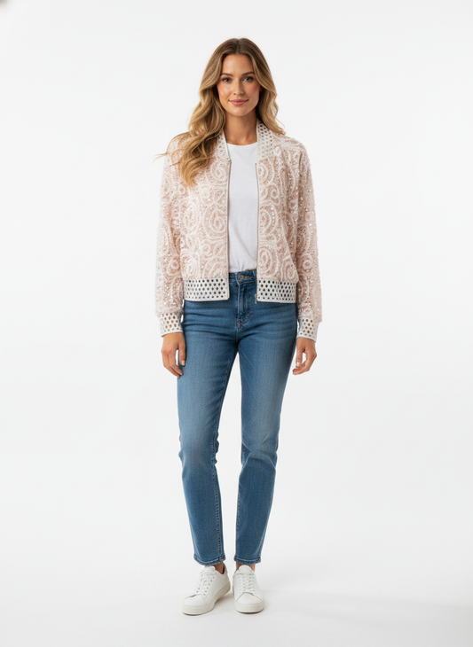 Model i cremepink jakke med pailletter og perlebroderi – front tee jeans