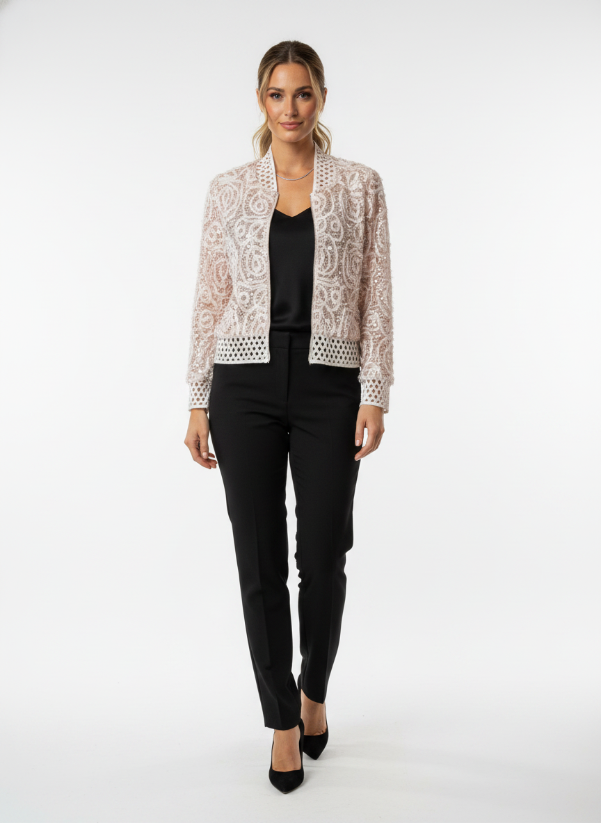 Model i cremepink jakke med pailletter og perlebroderi – step cami trousers