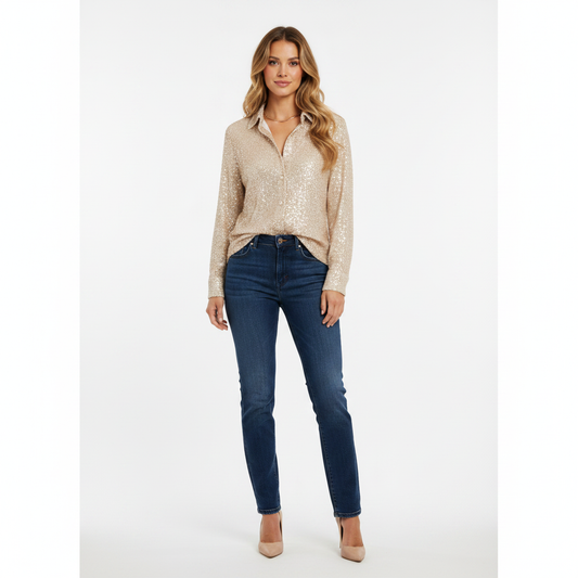 Model i champagne pailletskjorte med klassisk snit – front jeans pumps