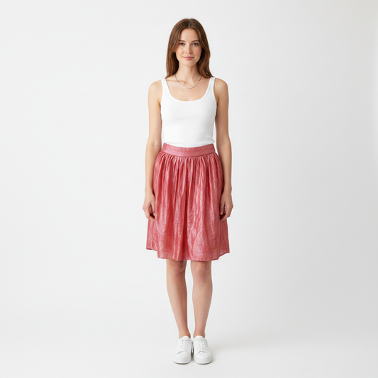 Model in Skinnende pink nederdel med crinkle-struktur – full body front