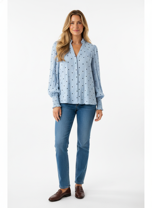 Model i lyseblå prikket skjorte med flæsekrave og pof-ærmer – front jeans loafers