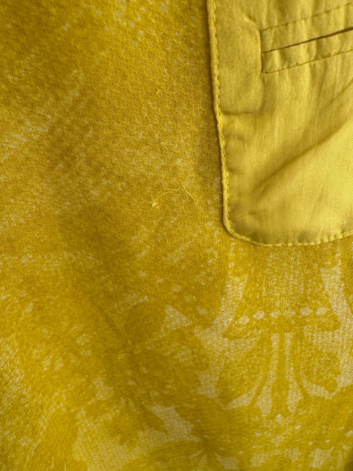 Gul let bluse med tone-i-tone mønster