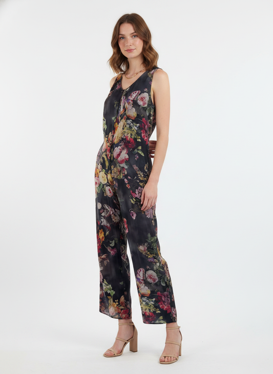 Model i silke-jumpsuit med farverigt blomsterprint – threequarter sandals