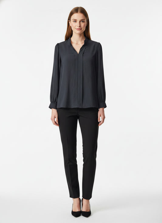 Model i mørk skjortebluse med v-udskæring og pof-ærmer – front trousers pumps