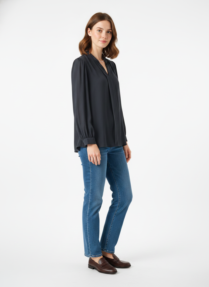 Model i mørk skjortebluse med v-udskæring og pof-ærmer – threequarter jeans loafers