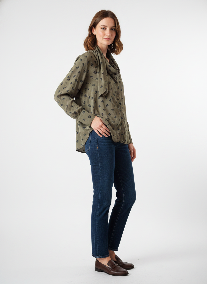 Model i olivengrøn skjorte med småprint og scarf-detalje – threequarter jeans loafers