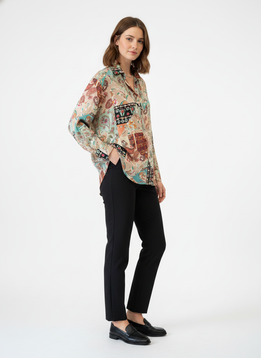 Model i mønstret skjorte med paisley-print – threequarter trousers