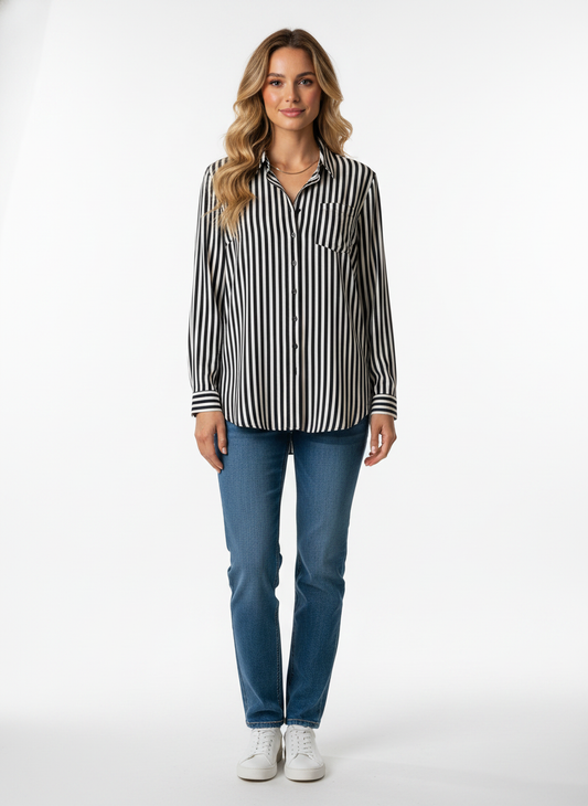 Stribet skjorte - full body front view, Model B