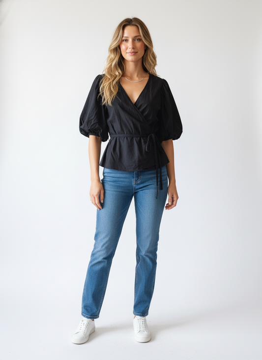 Wrap-bluse med pufærmer - full body front view, Model B