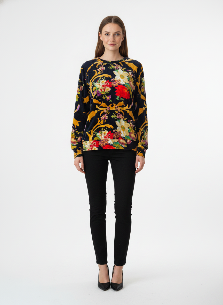 Model i fløjlssweater med barokt blomster-print – front trousers pumps