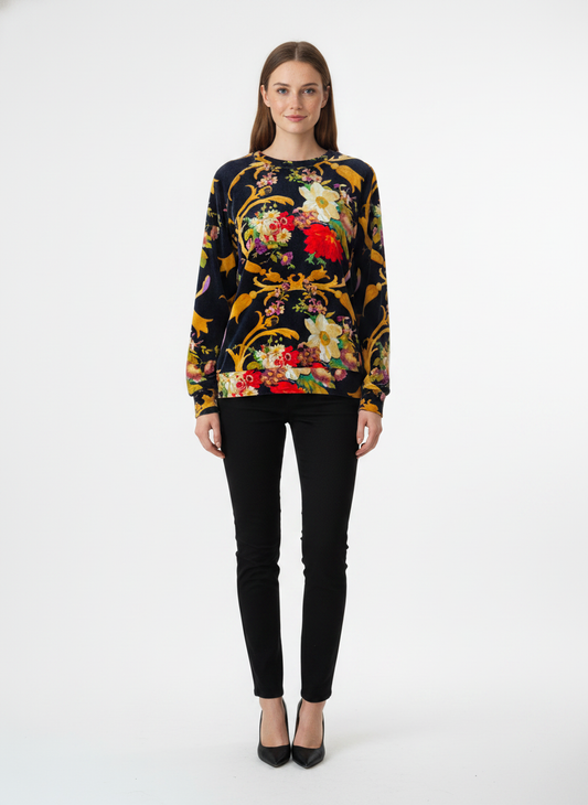 Model i fløjlssweater med barokt blomster-print – front trousers pumps