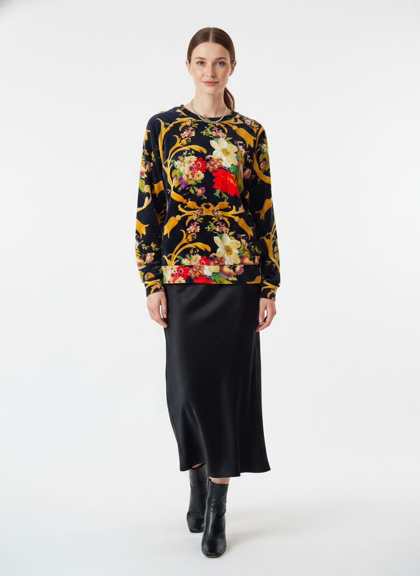 Model i fløjlssweater med barokt blomster-print – step skirt