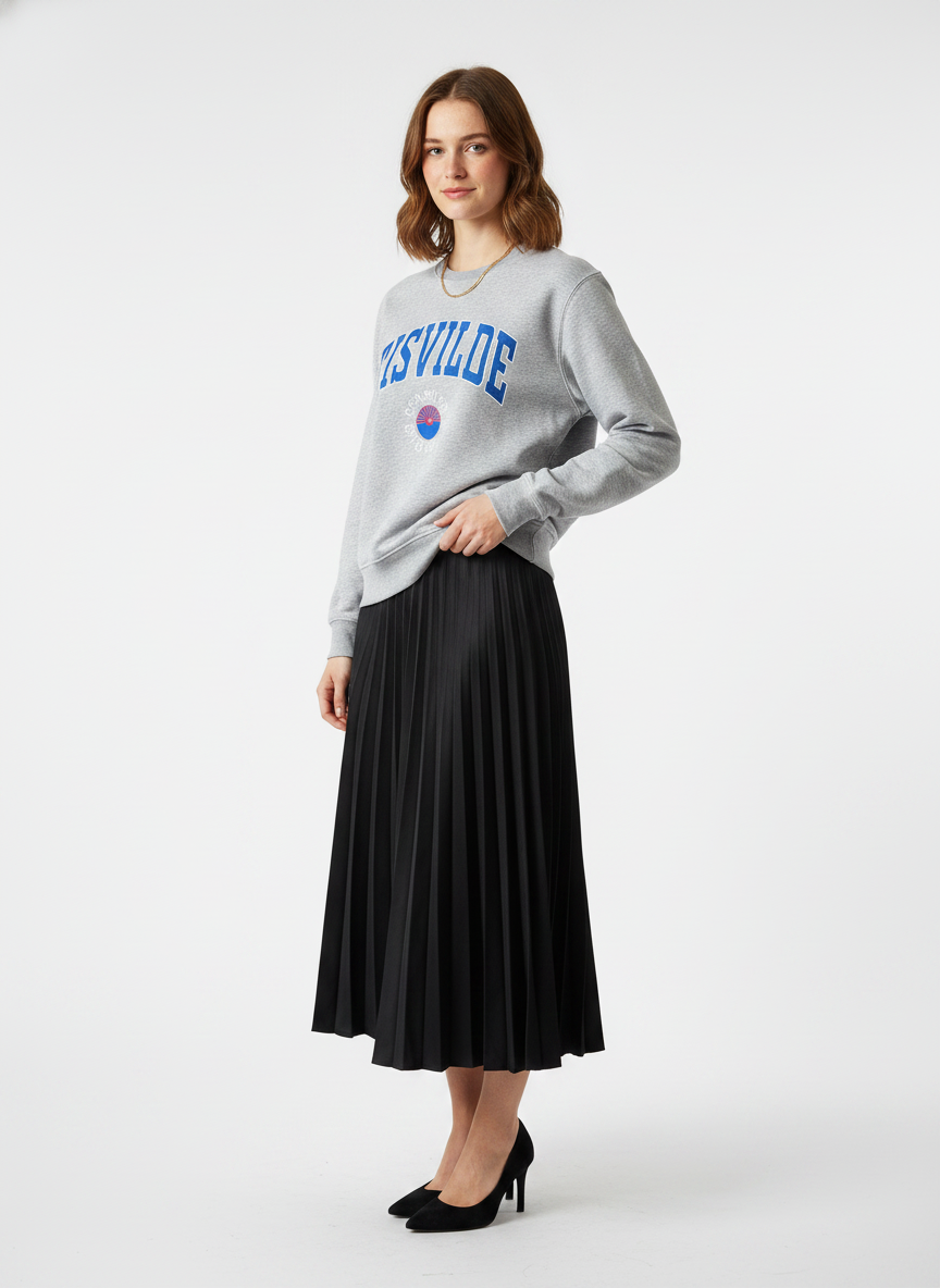 Model i lysegrå sweatshirt med tisvilde-college print – threequarter skirt