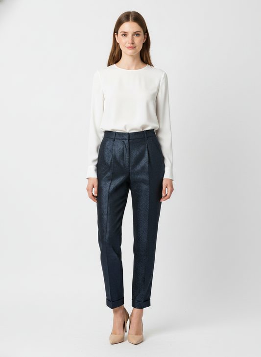 Model i mørkeblå tapered bukser med subtil glimmer – front pumps