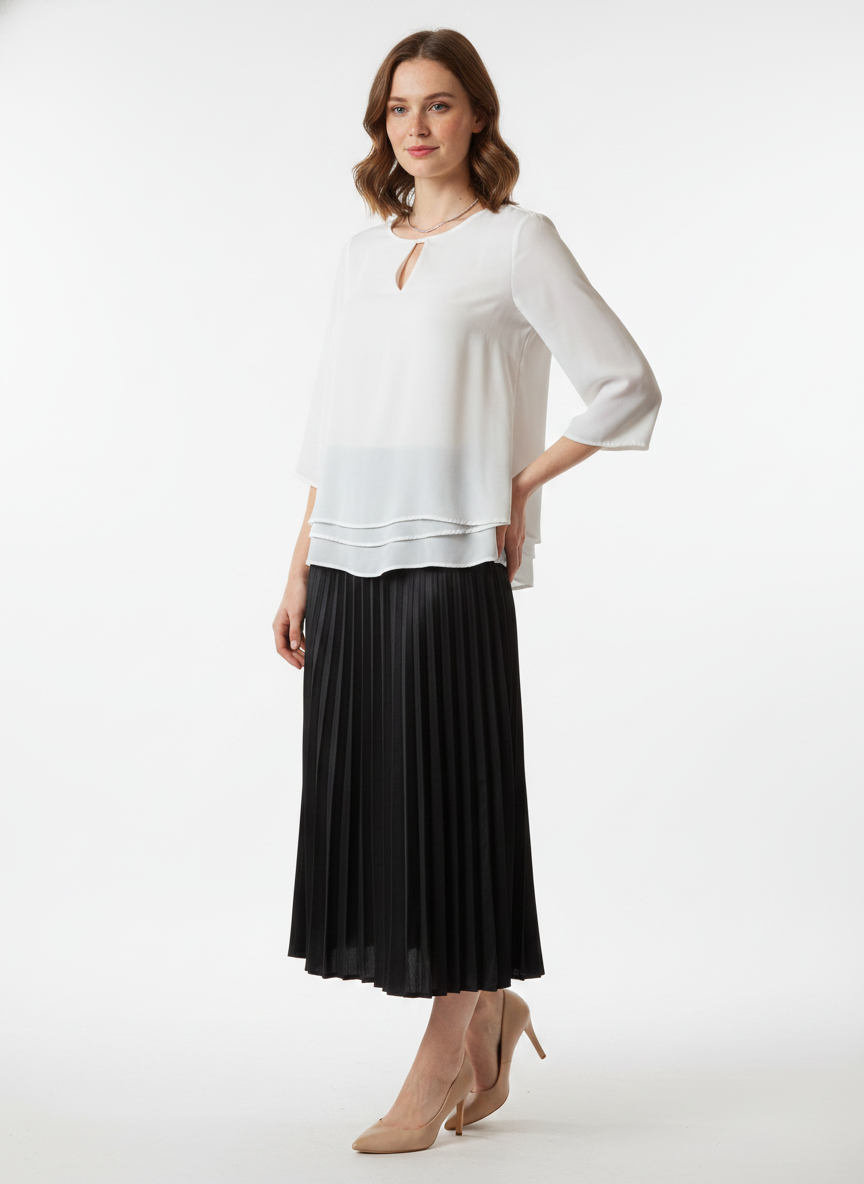 Model i hvid to-lags bluse med nøglehul-detalje – threequarter skirt pumps