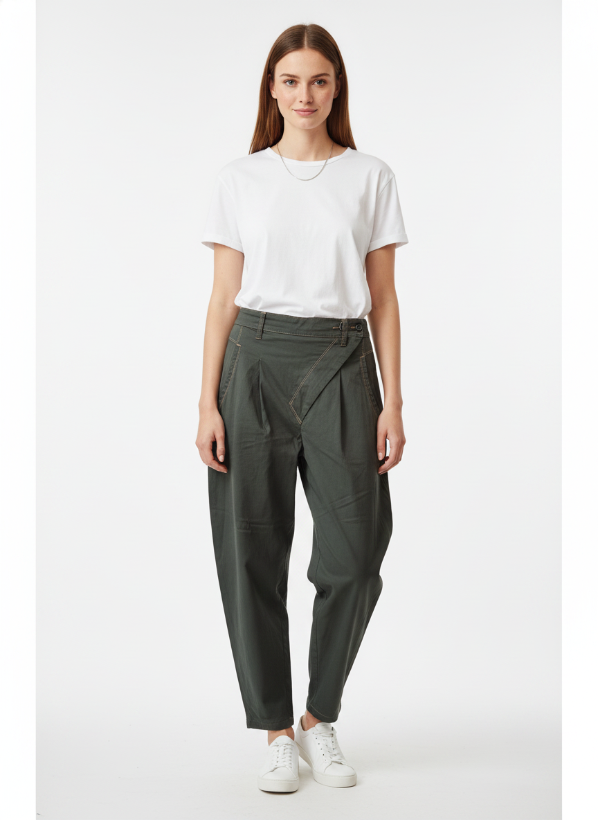 Model i mørkegrå tapered bukser med kontrastsyninger – front tee sneakers