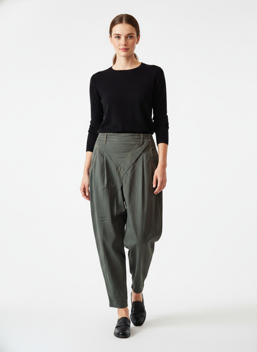 Model i mørkegrå tapered bukser med kontrastsyninger – step knit loafers
