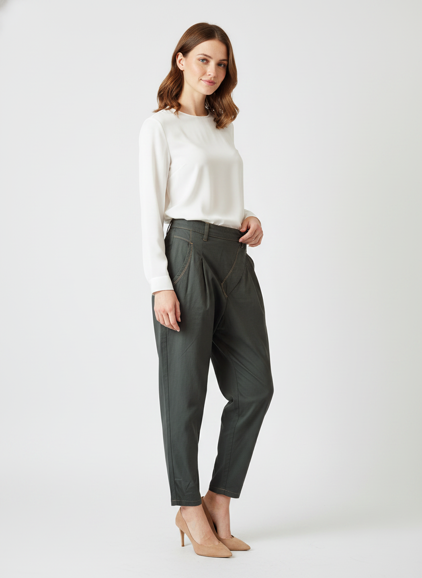 Model i mørkegrå tapered bukser med kontrastsyninger – threequarter blouse pumps