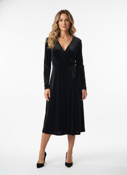 Model i sort fløjlskjole med wrap-snit og bindebånd – front heels