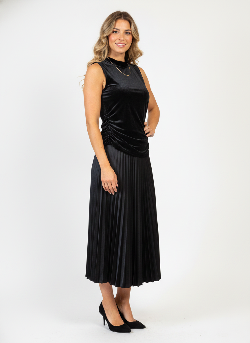 Model i sort fløjlstop med ruched sidesnit – threequarter skirt