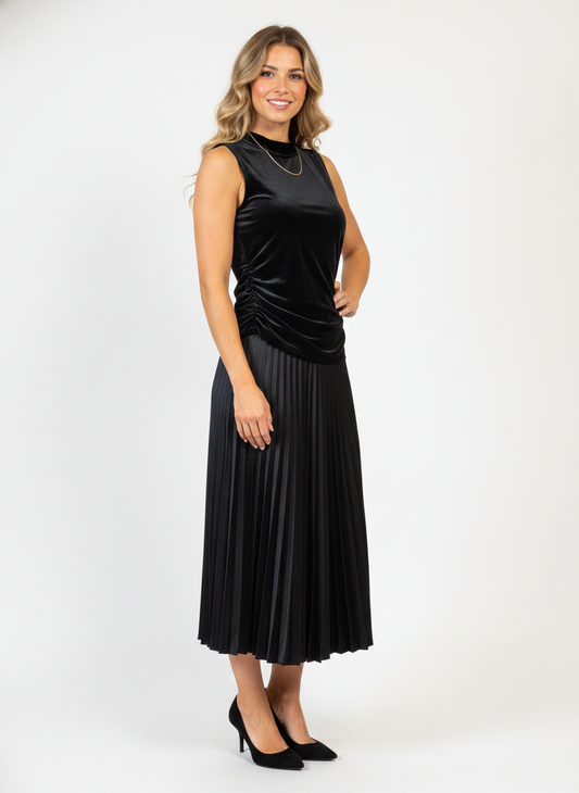 Model i sort fløjlstop med ruched sidesnit – threequarter skirt