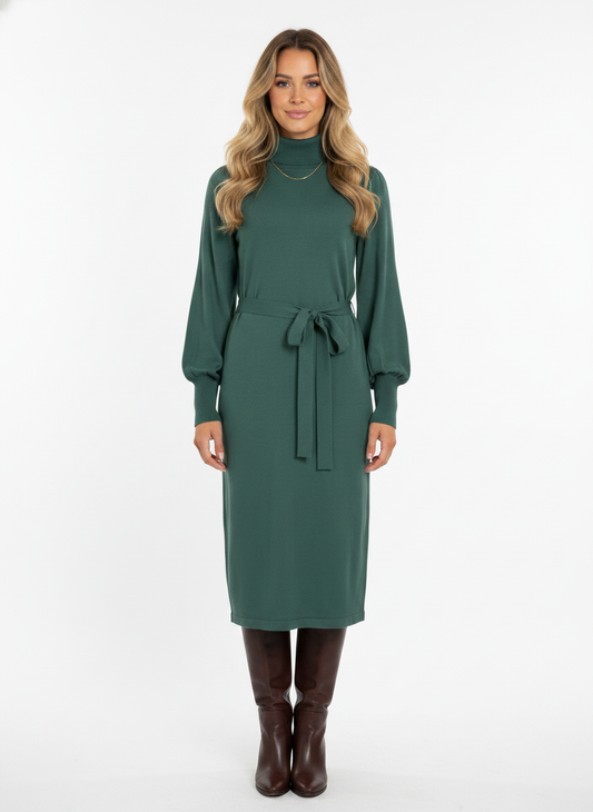 Model i mørkegrøn strikkjole med turtleneck og bindebånd – front boots
